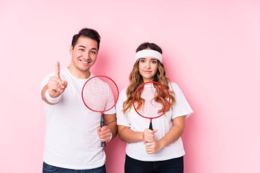 Badminton oynayan genç çift bir numarayı parmaklarıyla gösterdi..