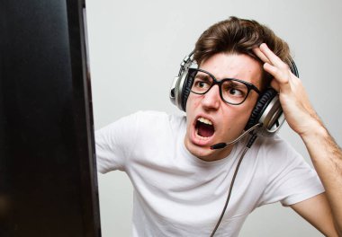 Bilgisayar oyunu oynayan beyaz bir genç adam.