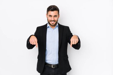 Beyaz arka planda beyaz tenli genç beyaz iş adamı parmaklarıyla izole noktalar, olumlu duygu.