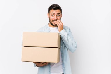 Genç beyaz adam yeni evine taşınıyor. İzole edilmiş, tırnak yiyen, gergin ve endişeli..