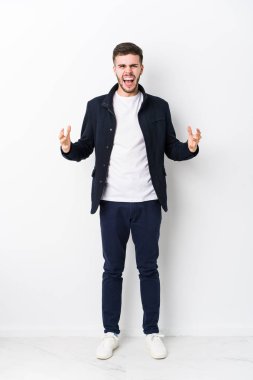 Tam vücut Kafkasyalı genç adam öfkeyle bağırıyor..