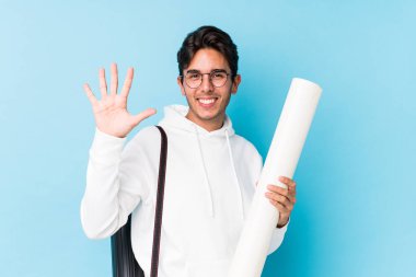 Young caucasian man studying architecture isolated smiling cheerful showing number five with fingers.