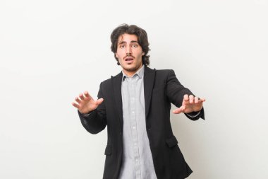 Beyaz bir geçmişe sahip genç bir iş adamı, yakın bir tehlike nedeniyle şoka uğruyor.