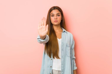 Genç, sıska bir kadın elini uzatmış, dur işareti gösteriyor, seni engelliyor..