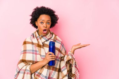 Orta yaşlı Afro-Amerikalı bir kadın, izole edilmiş bir kampta, avuç içinde fotokopi odası tutuyor..