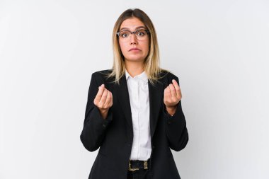 Kafkasyalı genç bir kadın parasız olduğunu gösteriyor..