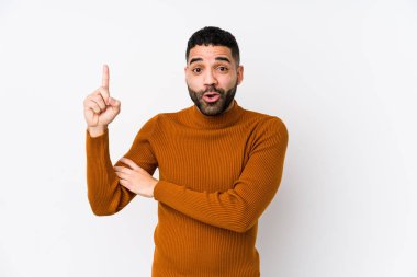 Beyaz arka planda yaşayan genç bir latin adamın harika bir fikri, yaratıcılık kavramı var..