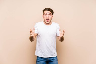 Kafkasyalı genç bir adam zaferi ya da başarıyı kutlarken yalnız poz veriyor, şaşırıyor ve şok oluyor..