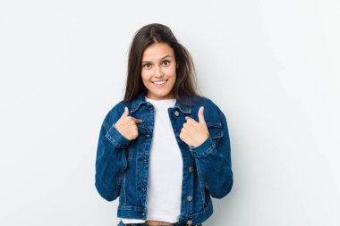 Genç ve güzel bir kadın, parmağını gösterip, gülümseyerek şaşırdı..