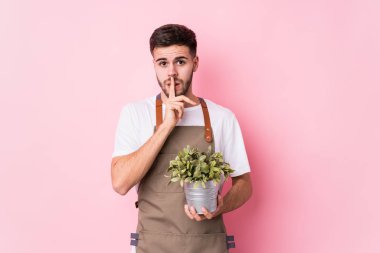 Kafkasyalı genç bahçıvan bir bitkiyi soyutlamış bir sır saklıyor ya da sessizlik istiyor..