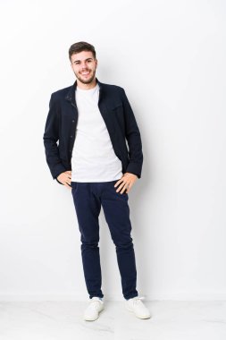 Tam vücut, genç beyaz adam izole edilmiş, kendine güvenen, kalçaları üzerinde duran..