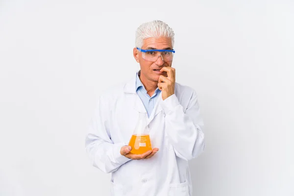 Ώριμος Χημικός Άνθρωπος Απομονωμένος Δαγκώνει Νύχια Νευρικός Και Πολύ Ανήσυχος — Φωτογραφία Αρχείου