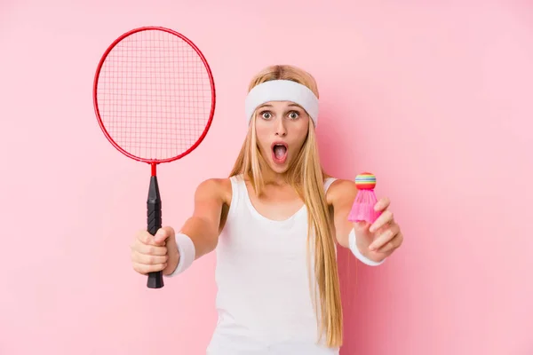 年轻的金发女子孤身一人打羽毛球 — 图库照片