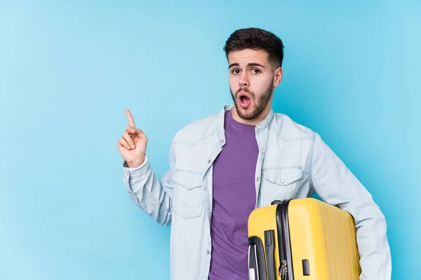 Young Caucasian Traveler Man Holding Suitcase Isolated Pointing Side — 스톡 사진