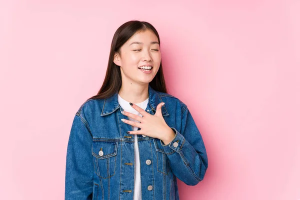 Jeune Femme Chinoise Posant Dans Fond Rose Isolé Rit Haute — Photo