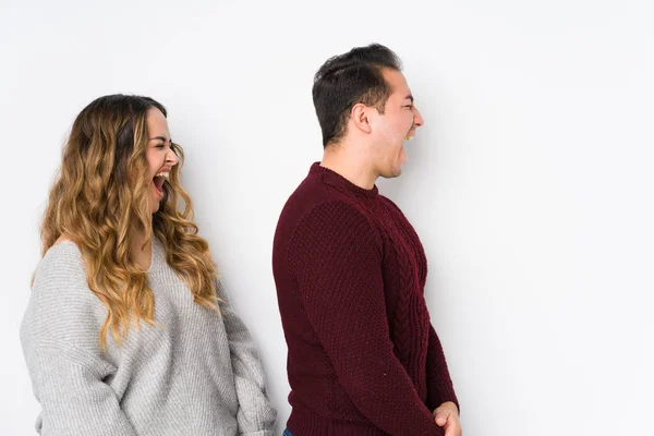 Casal Jovem Posando Fundo Branco Gritando Para Espaço Cópia — Fotografia de Stock