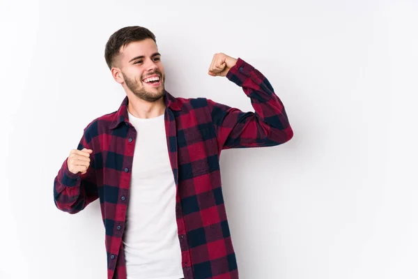 Jovem Caucasiano Posando Fundo Branco Isolado Levantando Punho Após Uma — Fotografia de Stock