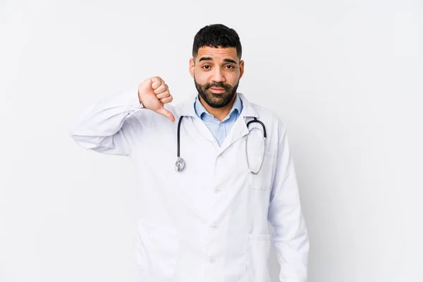 Homem Médico Árabe Jovem Isolado Mostrando Gesto Antipatia Polegares Para — Fotografia de Stock