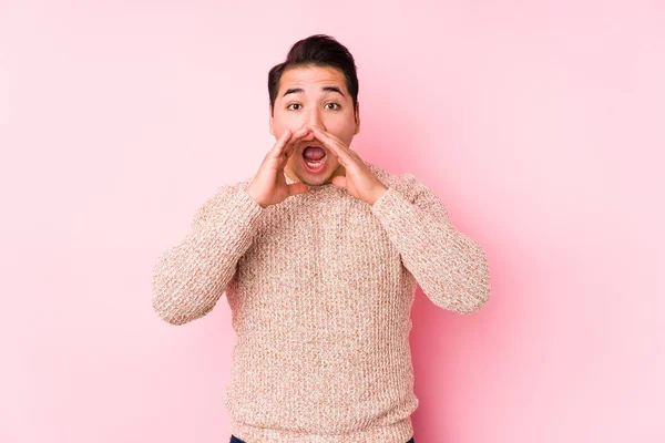 Jovem Curvilíneo Posando Fundo Rosa Isolado Gritando Animado Para Frente — Fotografia de Stock