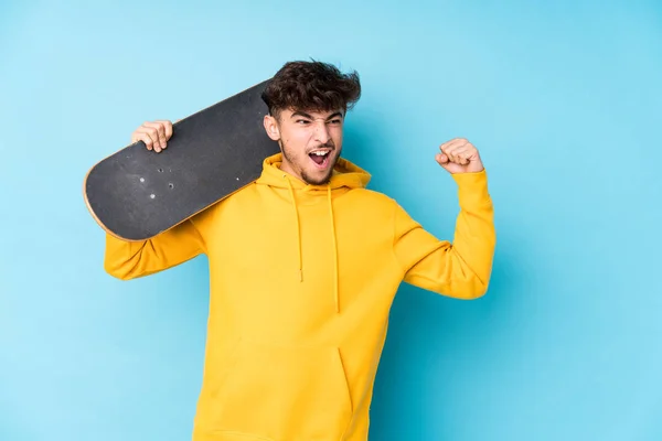 Jovem Patinador Árabe Homem Isolado Levantando Punho Após Uma Vitória — Fotografia de Stock