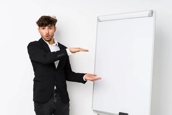 Young Business Coaching Arabian Man Shocked Amazed Holding Copy Space — Stock Photo, Image