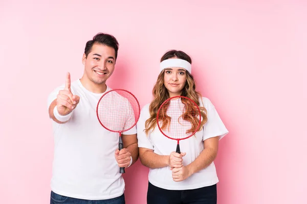 Casal Jovem Jogando Badminton Isolado Mostrando Número Com Dedo — Fotografia de Stock