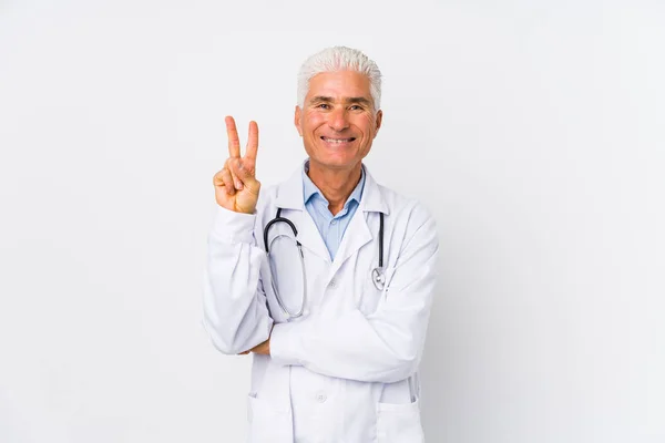 Ώριμος Καυκάσιος Γιατρός Που Δείχνει Νούμερο Δύο Δάχτυλα — Φωτογραφία Αρχείου