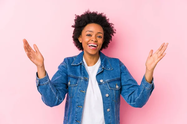 Jovem Afro Americana Contra Backgroound Rosa Isolado Recebendo Uma Agradável — Fotografia de Stock