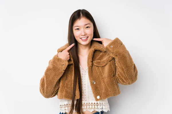 Mulher Chinesa Jovem Posando Fundo Branco Isolado Sorrisos Apontando Dedos — Fotografia de Stock