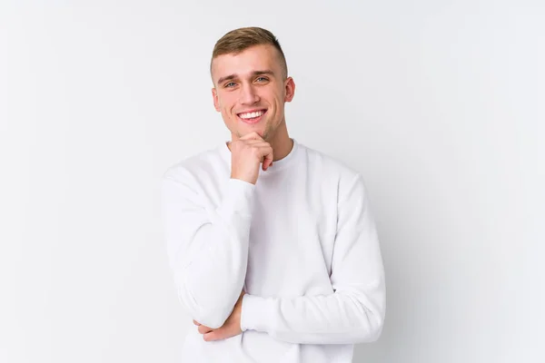 Mladý Běloch Bílém Pozadí Šťastně Sebevědomě Usmívá Dotýká Brady Rukou — Stock fotografie
