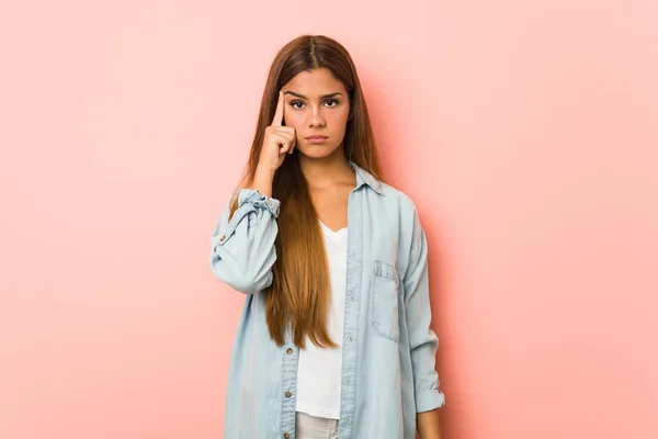 Young Slim Woman Pointing Temple Finger Thinking Focused Task — Stock Photo, Image