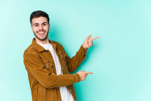 Joven Hombre Guapo Emocionado Señalando Con Los Antepasados Distancia —  Fotos de Stock