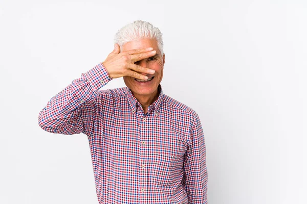 Uomo Anziano Caucasico Isolato Lampeggia Alla Telecamera Attraverso Dita Imbarazzato — Foto Stock