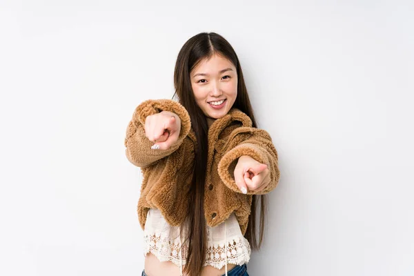 Jovem Chinesa Posando Fundo Branco Isolado Sorrisos Alegres Apontando Para — Fotografia de Stock