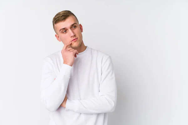 Joven Hombre Caucásico Sobre Fondo Blanco Relajado Pensando Algo Mirando —  Fotos de Stock