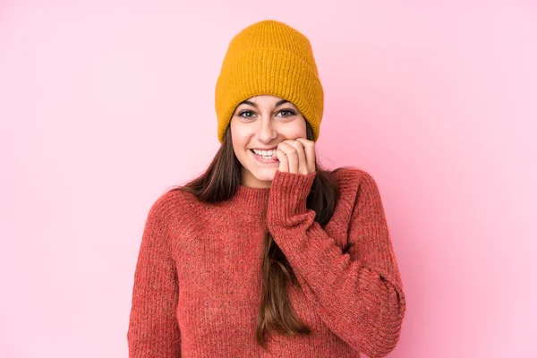 Mujer Caucásica Joven Con Una Gorra Lana Mordiendo Las Uñas — Foto de Stock