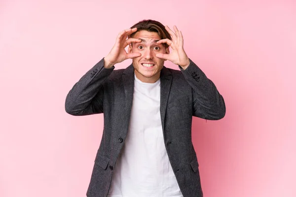 Jovem Homem Negócios Caucasiano Posando Isolado Mantendo Olhos Abertos Para — Fotografia de Stock