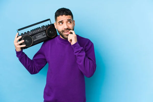 Jonge Arabische Man Met Een Radiocassette Geïsoleerd Jonge Arabische Man — Stockfoto