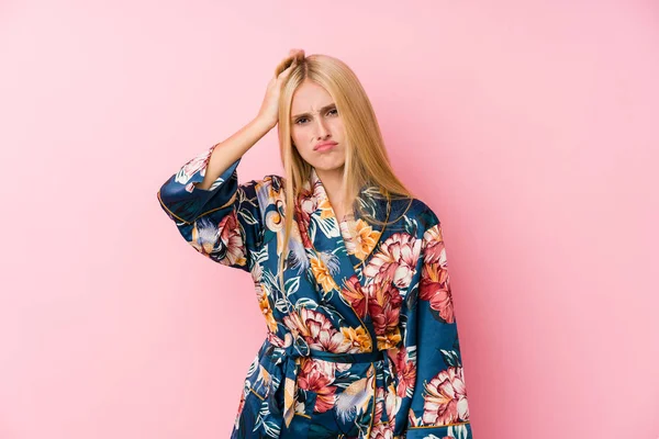 Joven Rubia Con Pijama Kimono Conmocionada Recordado Una Reunión Importante —  Fotos de Stock