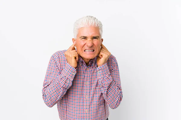 Uomo Anziano Caucasico Isolato Coprendo Orecchie Con Mani — Foto Stock