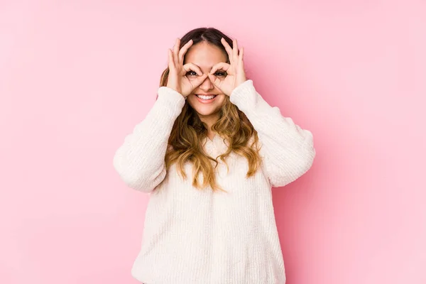 Young Curvy Woman Posing Pink Background Isolated Showing Okay Sign — 스톡 사진