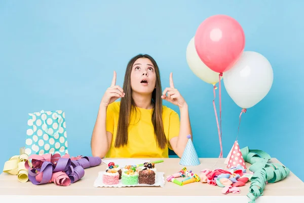 Young Caucasian Woman Organizing Birthday Pointing Upside Opened Mouth — 스톡 사진