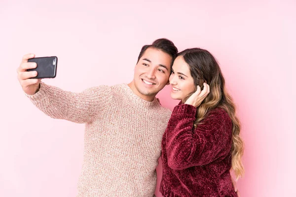 Jovem Casal Latino Tomando Uma Selfie — Fotografia de Stock