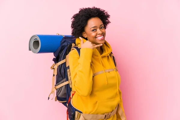 Jovem Afro Americana Mochileira Mulher Isolada Mostrando Gesto Chamada Telefone — Fotografia de Stock