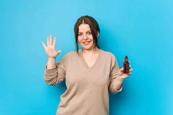 Junge Kurvige Frau Hält Einen Vaporizer Und Lächelt Fröhlich Und — Stockfoto