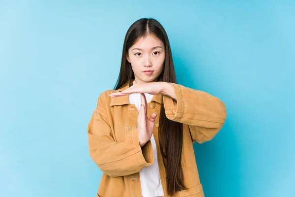 Young Chinese Woman Posing Blue Background Isolated Showing Timeout Gesture — 스톡 사진