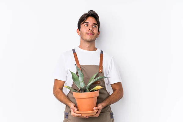 Jovem Jardineiro Caucasiano Segurando Uma Planta Isolada Sonhando Alcançar Objetivos — Fotografia de Stock