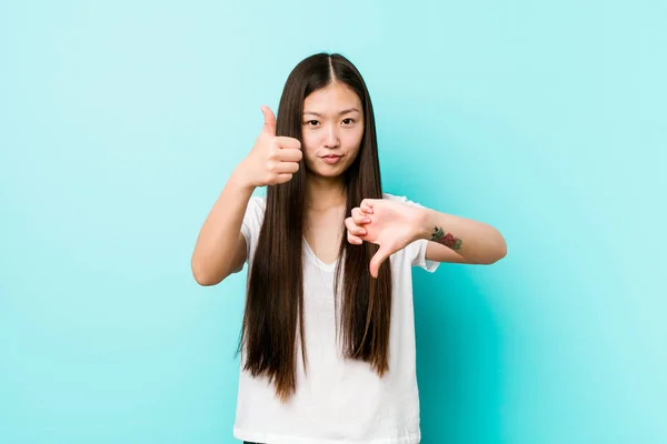 Junge Hübsche Chinesin Zeigt Daumen Nach Oben Und Daumen Nach — Stockfoto