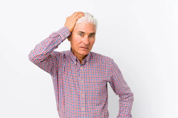 Hombre Caucásico Mayor Aislado Cansado Muy Somnoliento Manteniendo Mano Cabeza — Foto de Stock