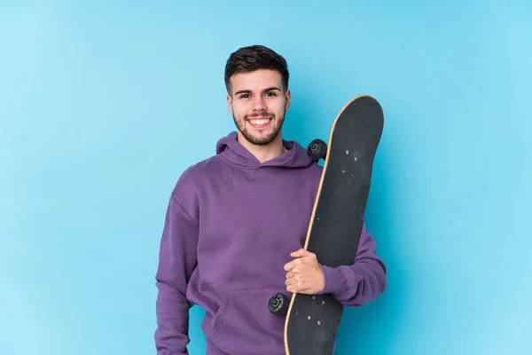 Jovem Homem Patinador Caucasiano Isolado Feliz Sorridente Alegre — Fotografia de Stock